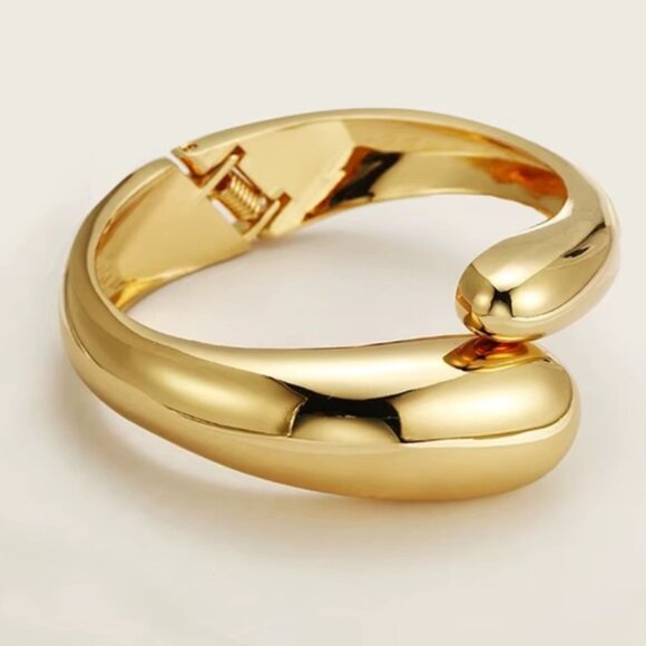 New! Gold Chunky Cuff Bracelet NWOT - Picture 2 of 2